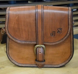 Kožená kabelka přes rameno - pirát