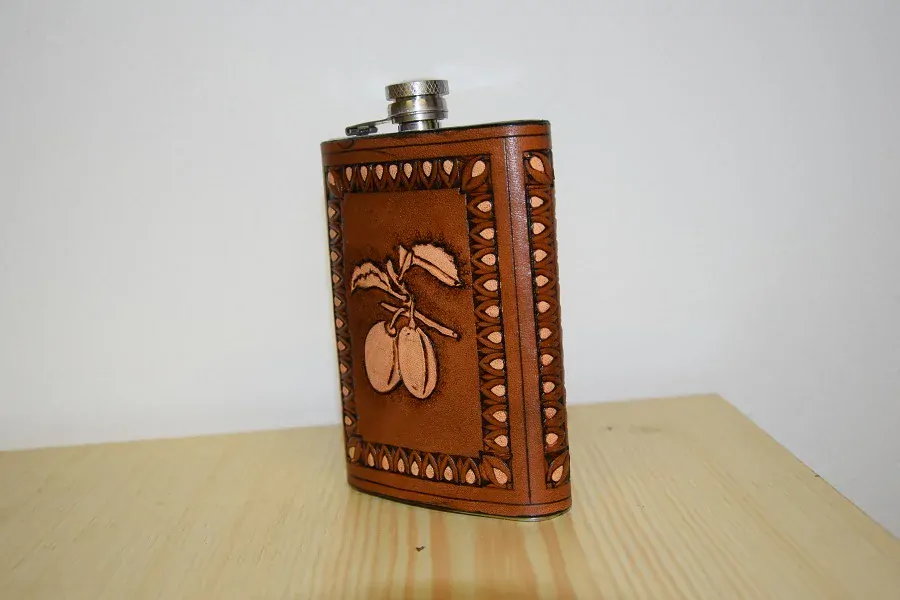 Nerezová placatka v kůži - švestka1